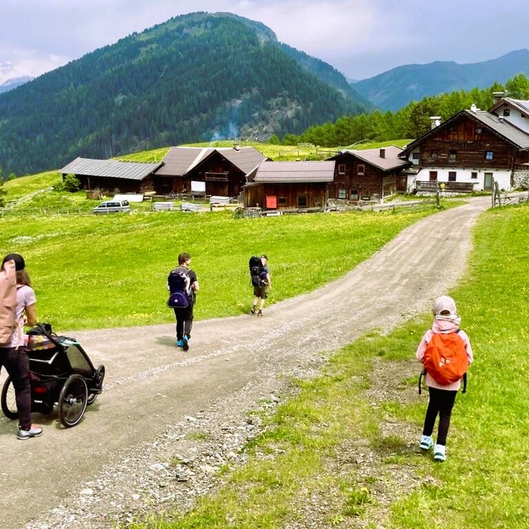 Eine Frau mit 3 Kindern und Kinderwagen kurz vor der Sattelbergalm | © TVB Wipptal / Daniela Achmüller