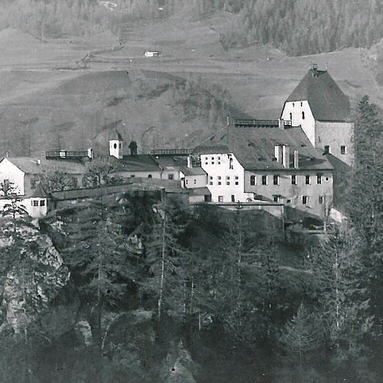 Schloss Matrei Trautson am Burghügel | © Archiv Gemeinde Matrei