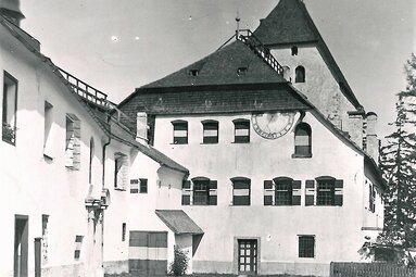 So sah der Hof mit Palas und Burgfried vor 1945 aus | © Archiv Gemeinde Matrei