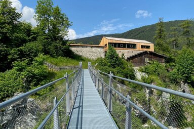 Das neue Veranstaltungszentrum mit der Hängebrücke im Vordergrund 2023
