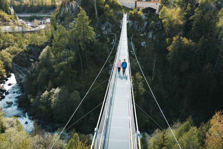 Die Hängebrücke über die Sill von Schlossareal bis nach Pfons | © TVB Wipptal - Johannes Bitter