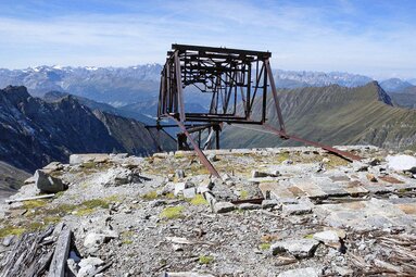 Seilbahnstütze beim Molybdänbergwerk | © Judith Hammer