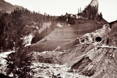 Bau der Brennerbahn unterhalb der Überreste von Schloss Trautson in Matrei  | © Unbekannt