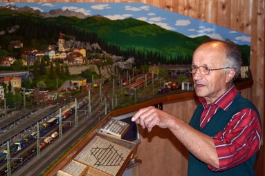 Hans Jenewein erzählt über seine Modelleisenbahn in St. Jodok. | © Judith Hammer