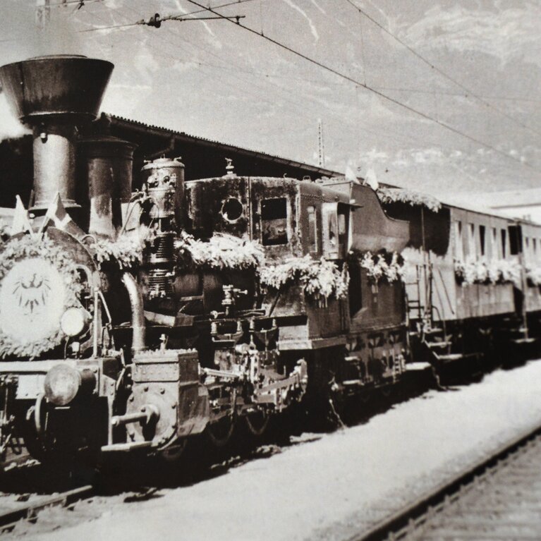 Dampflok im Bahnhof Innsbruck zum 100-jährigen Jubiläum der Brennerbahn. | © Unbekannt