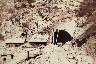 Baubüros und Unterkünfte der Arbeiter direkt neben der Baustelle in Südtirol | © Unbekannt
