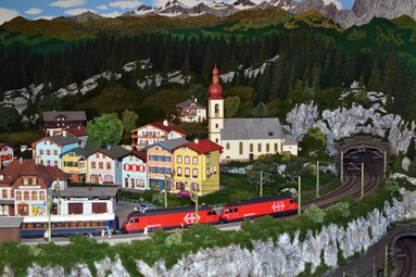 Dorf in der Landschaft der Modeleisenbahn von Hanns Jenewein | © Judith Hammer