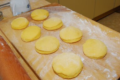 Die "fertigen" Krapfen vor dem Backen nochmal gehen lassen | © TVB Wipptal - Judith Hammer