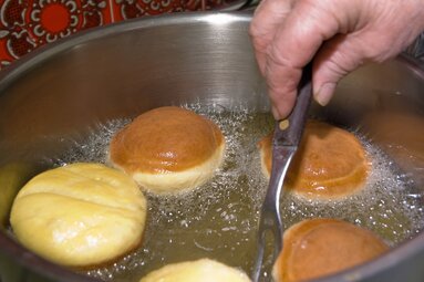 Im heißen Kokosfett backen | © TVB Wipptal - Judith Hammer