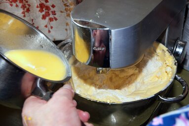 Einen weichen Germteig anrühren - mit Mixer oder Küchenmaschine | © TVB Wipptal - Judith Hammer