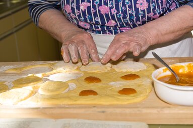 Stechen, mit Marmelade füllen und nochmal stechen | © TVB Wipptal - Judith Hammer
