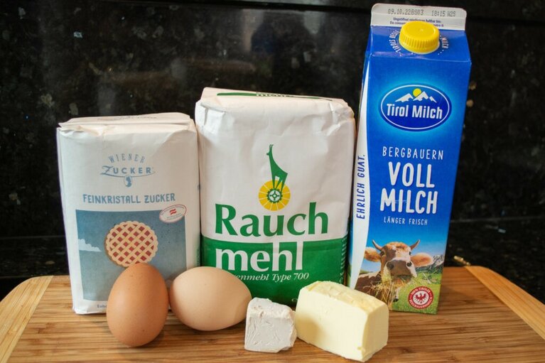 Zucker, Mehl, Eier, Germ, Butter, Milch - Zutaten, die man für leckere Dampfnudeln benötigt | © TVB Wipptal | Barbara Jenewein