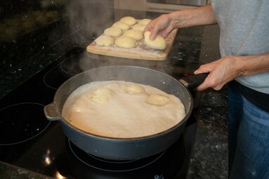 Die Dampfnudeln dürfen in ihr Karamellbad. | © TVB Wipptal | Barbara Jenewein
