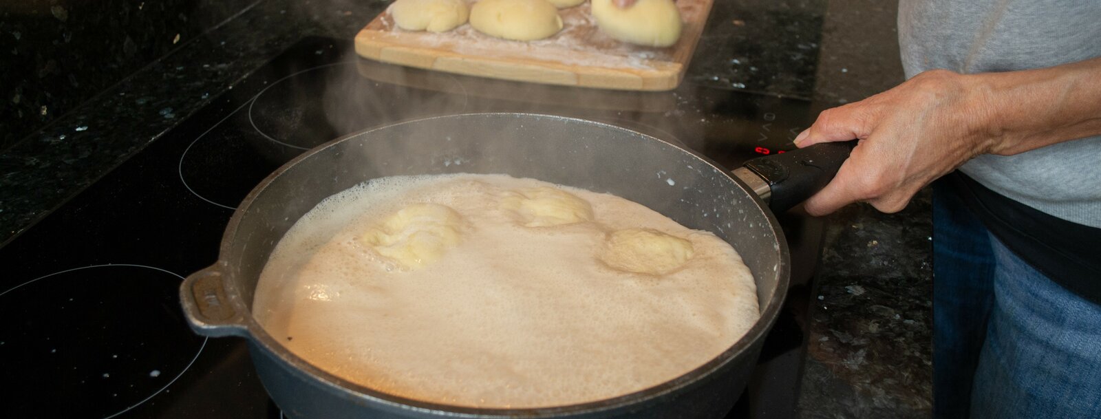 Die Dampfnudeln dürfen in ihr Karamellbad. | © TVB Wipptal | Barbara Jenewein