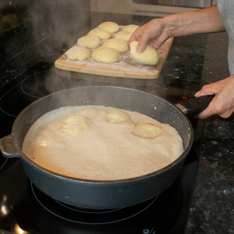 Die Dampfnudeln dürfen in ihr Karamellbad. | © TVB Wipptal | Barbara Jenewein