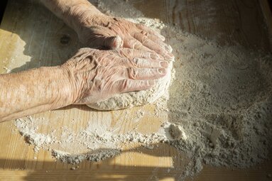 Das Kneten funktioniert am besten mit der Hand. | © TVB Wipptal | Helena Beermeister