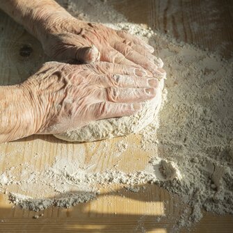 Das Kneten funktioniert am besten mit der Hand. | © TVB Wipptal | Helena Beermeister