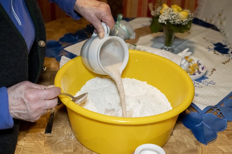 Das Dampfl: ein Hefe-Wasser-Zuckergemisch. Am besten macht man das Einhefln am Vortag. | © TVB Wipptal | Helena Beermeister