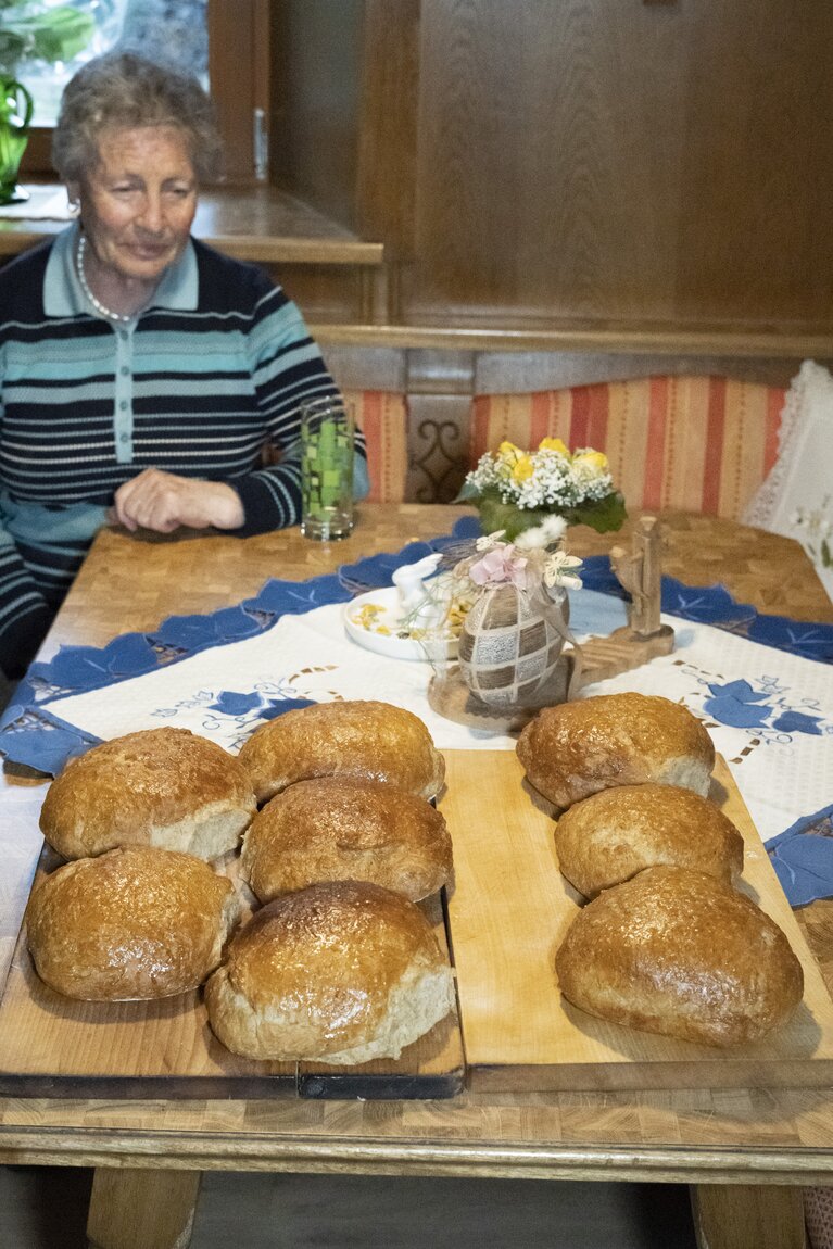 Die fertigen Brotlaibe - Hedwig freut sich über das gelungene Brot. | © TVB Wipptal | Helena Beermeister