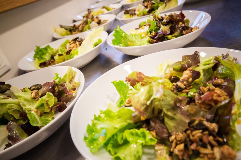 Blattsalat mit gerösteten Nüssen dekoriert. | © TVB Wipptal | Helena Beermeister