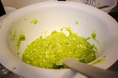 Die Erbsen werden gut püriert. | © TVB Wipptal | Helena Beermeister