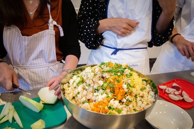 Gemüse klein aufschneiden für die Knödel. | © TVB Wipptal | Helena Beermeister