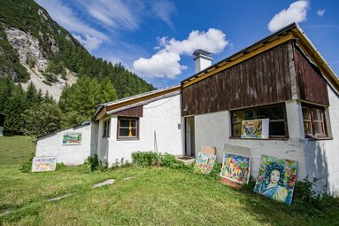 Das Haus von Ernst vor dem Umbau (2020) - jetzt ist vorne eine überdachte Veranda. | © TVB Wipptal - Judith Hammer