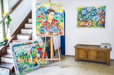 Ein Blick in sein Atelier im Wohnzimmer | © TVB Wipptal - Judith Hammer