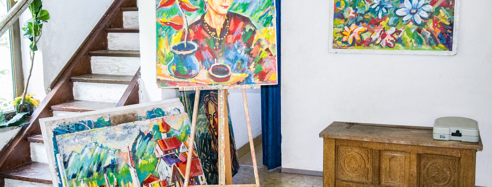 Das Atelier vom Künstler Tribulaun aus Obernberg mit Bildern. | © TVB Wipptal - Judith Hammer
