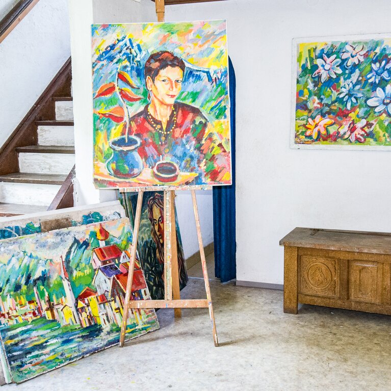 Das Atelier vom Künstler Tribulaun aus Obernberg mit Bildern. | © TVB Wipptal - Judith Hammer