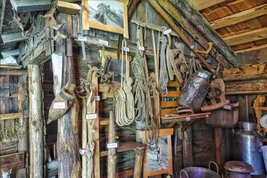 Zu sehen sind historische Arbeitsgeräte & Werkzeuge  | © Werner Kräutler