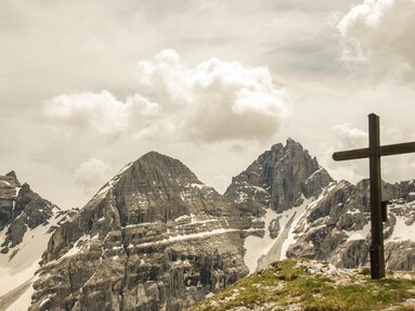 Gipfelpanorama von der Gargglerin mit Ausblick auf den Gschnitzer und Pflerscher Tribulaun | © Jannis Braun
