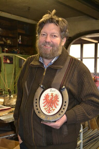 Paul mit einem Hufeisen der Familie Amort. | © TVB Wipptal