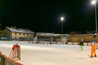 Eislauf-Spaß bei der Eisdisco für Groß und Klein  | © EHC St. Jodok