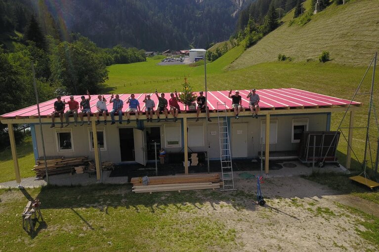 Firstfeier beim Bau der Umkleidekabinen | © EHC St. Jodok