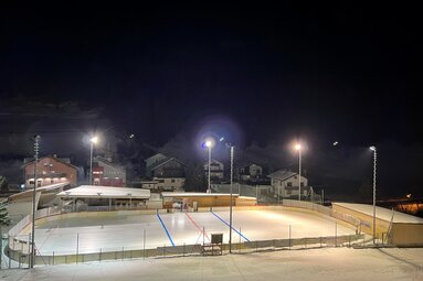 Die Natureisarena bei Nacht im Bergsteigerdorf St. Jodok | © EHC St. Jodok