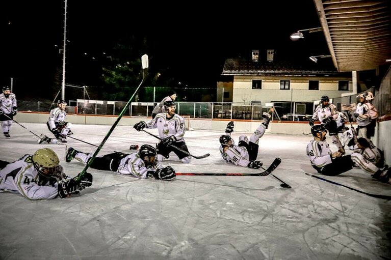 Jubel beim Team nach einem Sieg beim Hockey Cup Tirol | © Michael Smolle