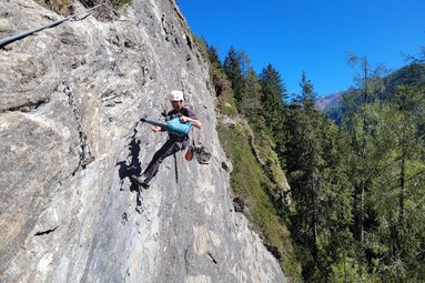 Werner beim Ausputzen der Kletterwand | © Werner Gürtler