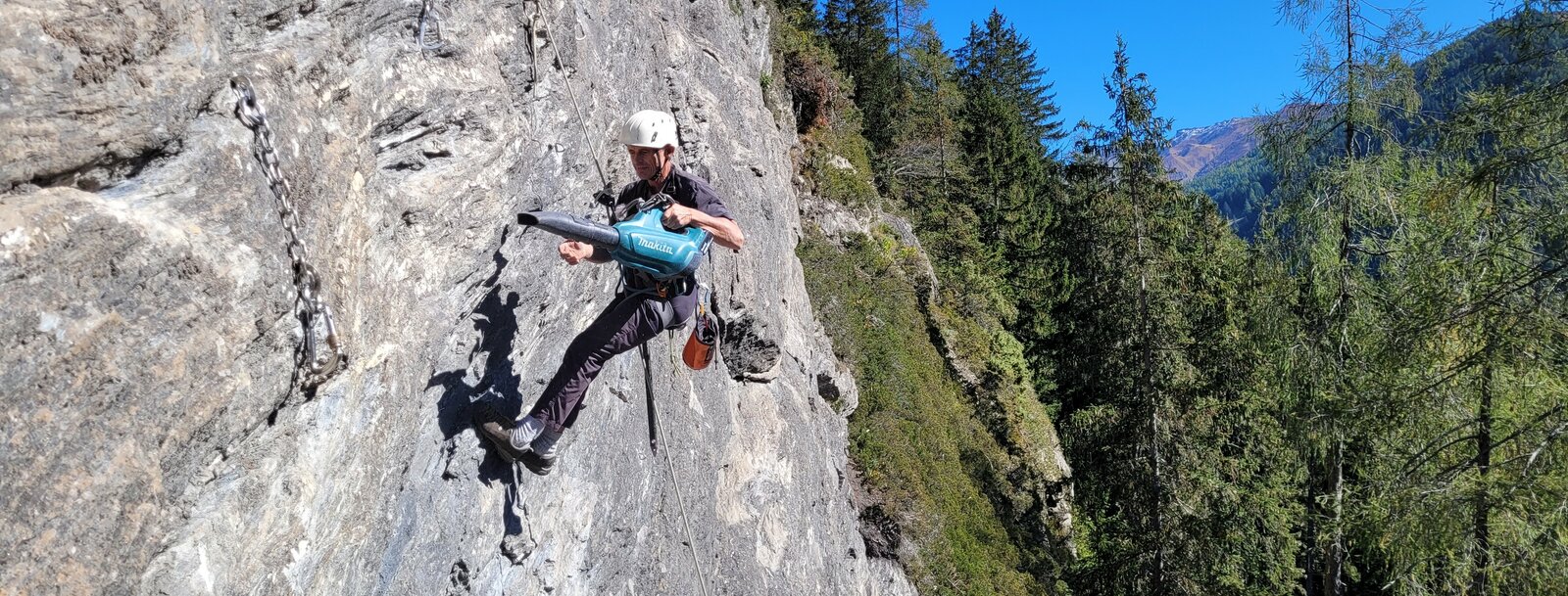 Werner beim Ausputzen der Kletterwand | © Werner Gürtler