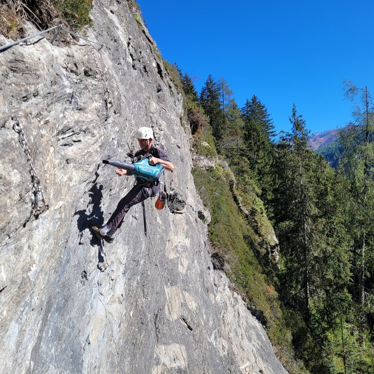 Werner beim Ausputzen der Kletterwand | © Werner Gürtler