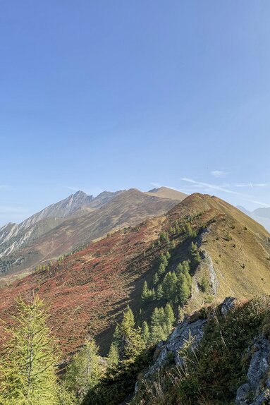 Ein Berggrat bei Schönwetter im Herbst.