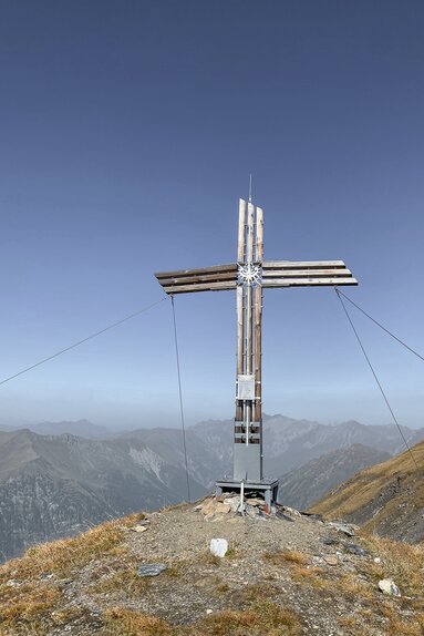 Ein Gifpelkreuz steht auf einer Bergspitze | © Daniela Achmüller