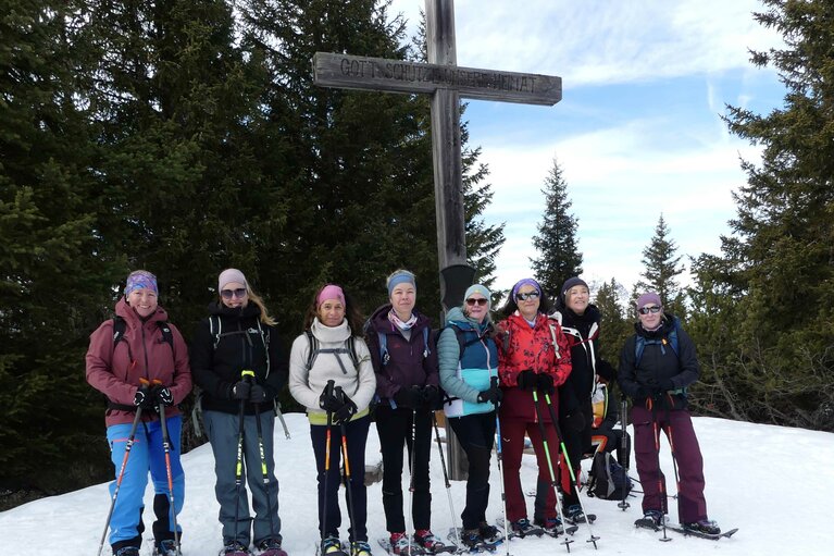 Yoga & Schneeschuh - Wandergruppe | © TVB Wipptal | Nicole Fiedler