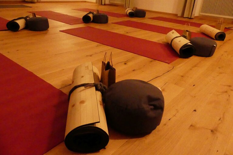 Yoga & Schneeschuh - Yogaraum Maria Waldrast | © TVB Wipptal | Nicole Fiedler
