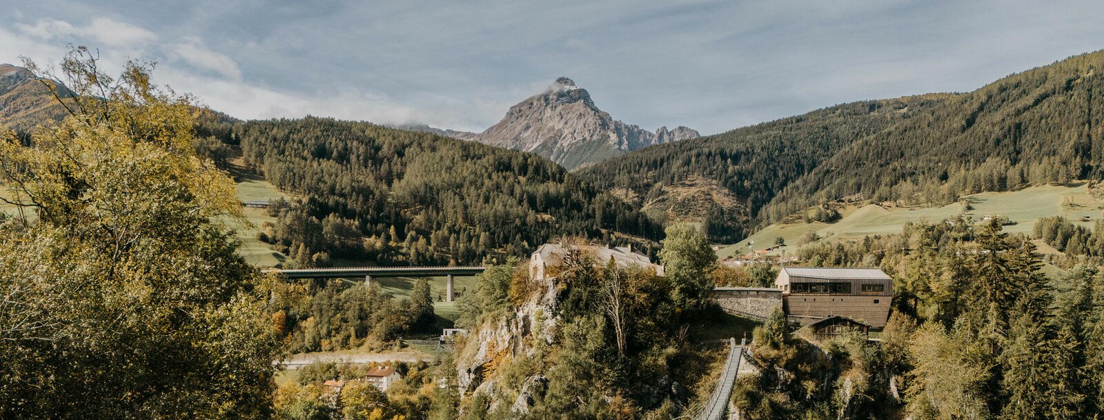 Blick über die Hängebrücke auf Burg Trautson, im Hintergrund Serles | © TVB Wipptal | Victoria Hörtnagl