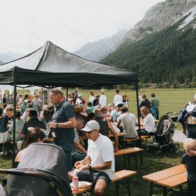 Menschen sitzen in Gruppen zusammen und genießen das Beinandersein | © Tourismusverband Wipptal | Johannes Bitter 