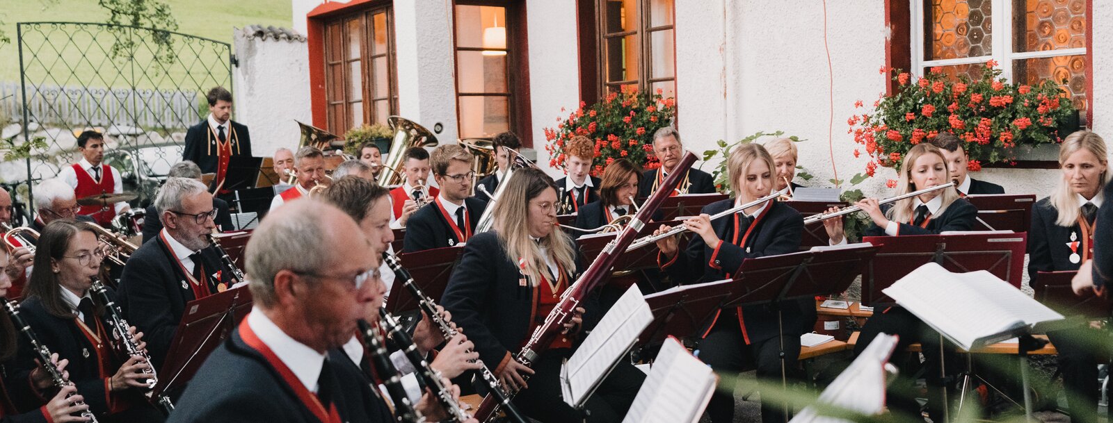 Musizierende Menschen beim Platzkonzert in TRins | © Tourismusverband Wipptal | Johannes Bitter