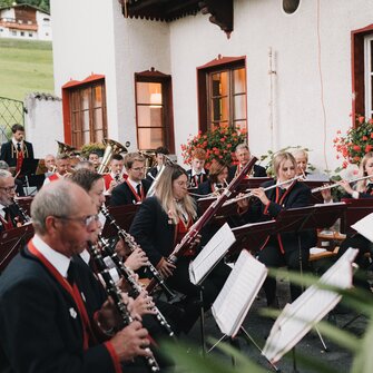 Musizierende Menschen beim Platzkonzert in TRins | © Tourismusverband Wipptal | Johannes Bitter