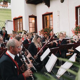 Musizierende Menschen beim Platzkonzert in TRins | © Tourismusverband Wipptal | Johannes Bitter