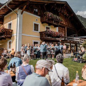Chöretreffen im Bergsteigerdorf Schmirn | © Helena Beermeister
